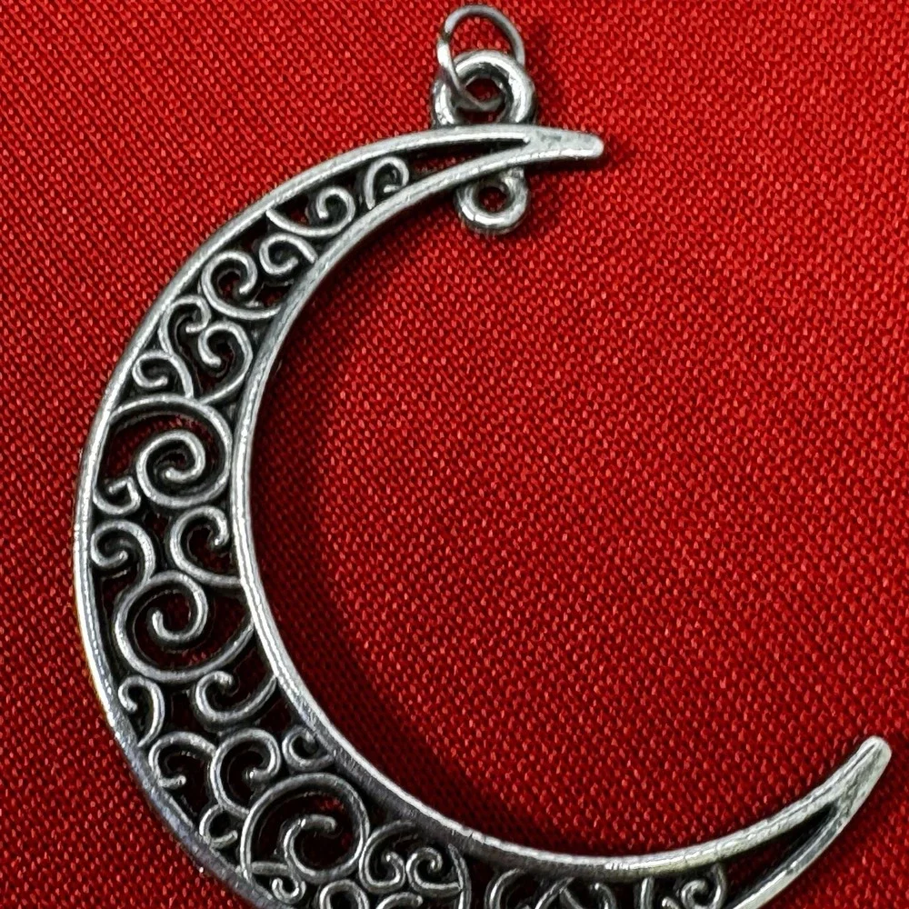 Modern Antique Silver Pendant Featuring Hollow Moon‎